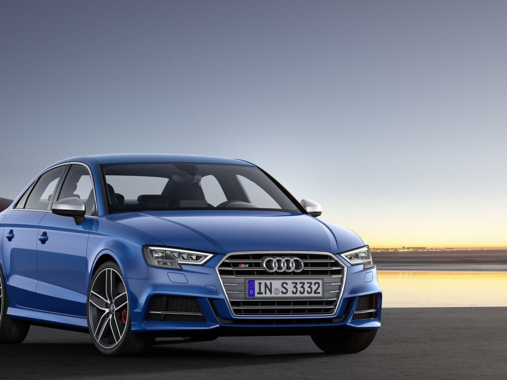 Синий Audi A3 модель 2017 года