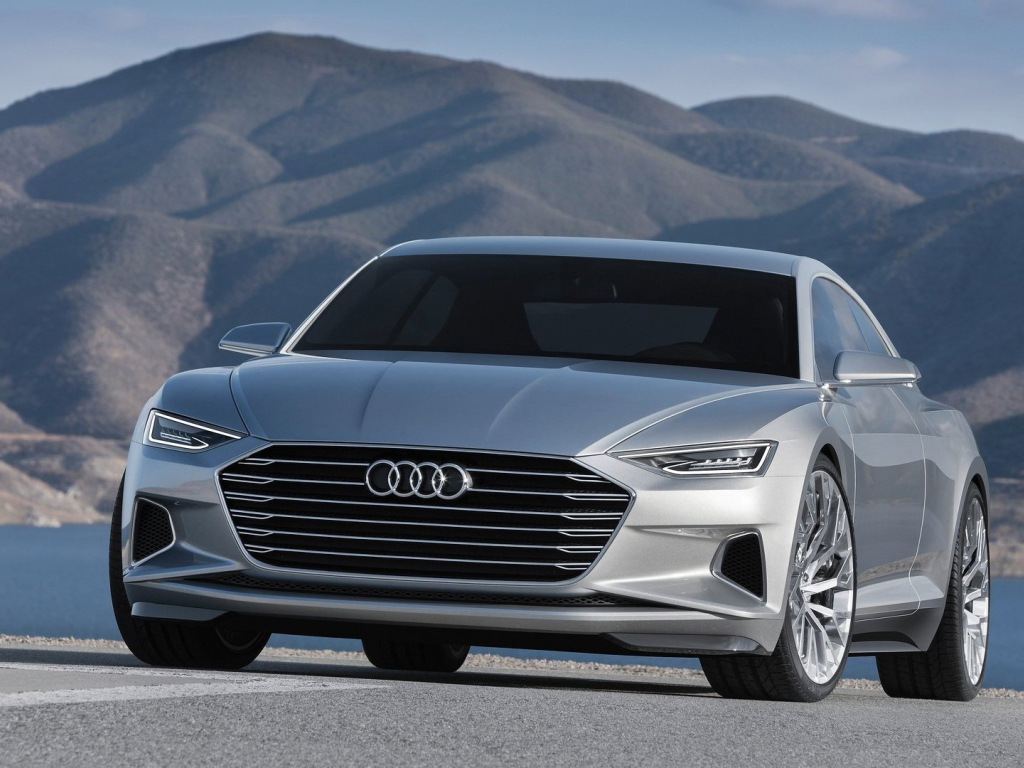 Серебристый автомобиль Audi Q5 2017 