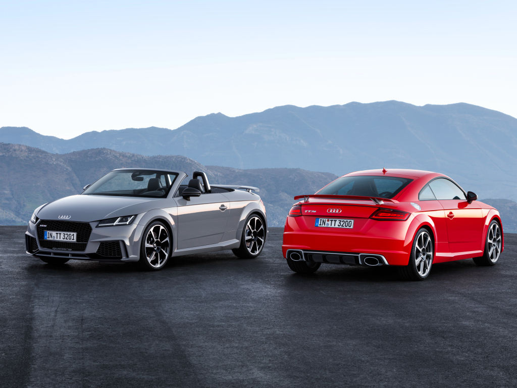 Два автомобиля серебристый Audi TT и красный Audi Roadster