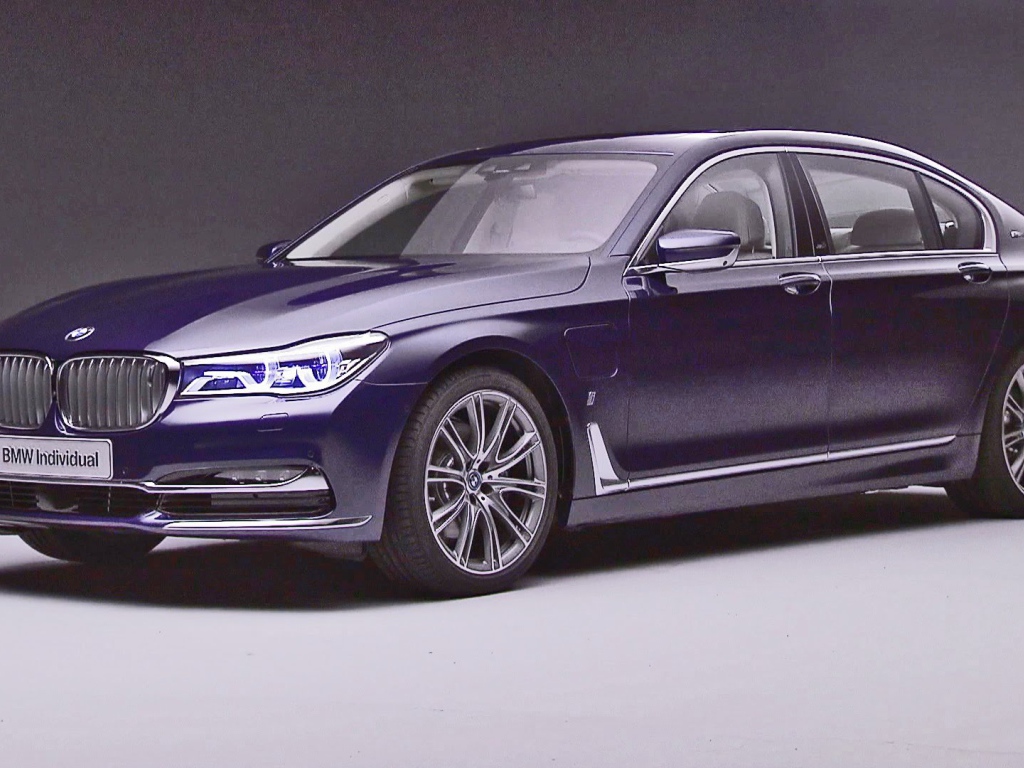 Фиолетовый BMW Individual 7 модель 2017 года
