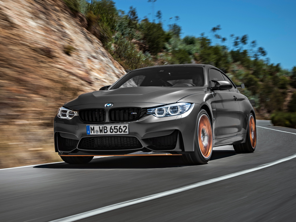 Серебристый стильный автомобиль BMW M4 на трассе 