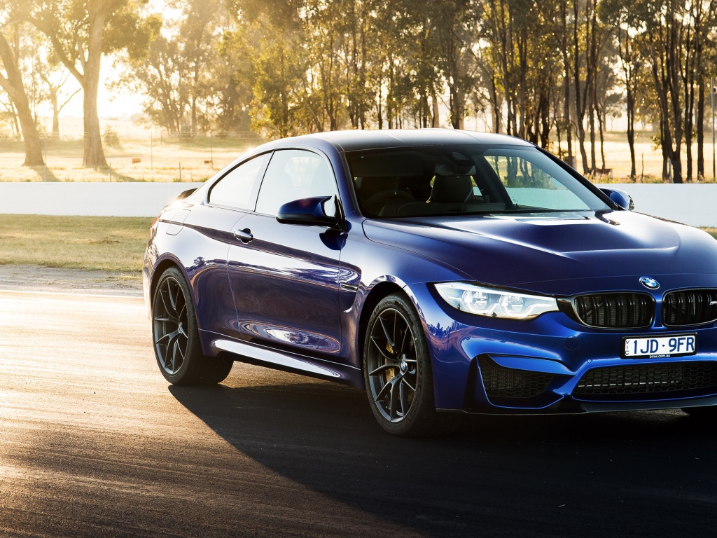 Синий автомобиль  BMW M4 CS, 2018