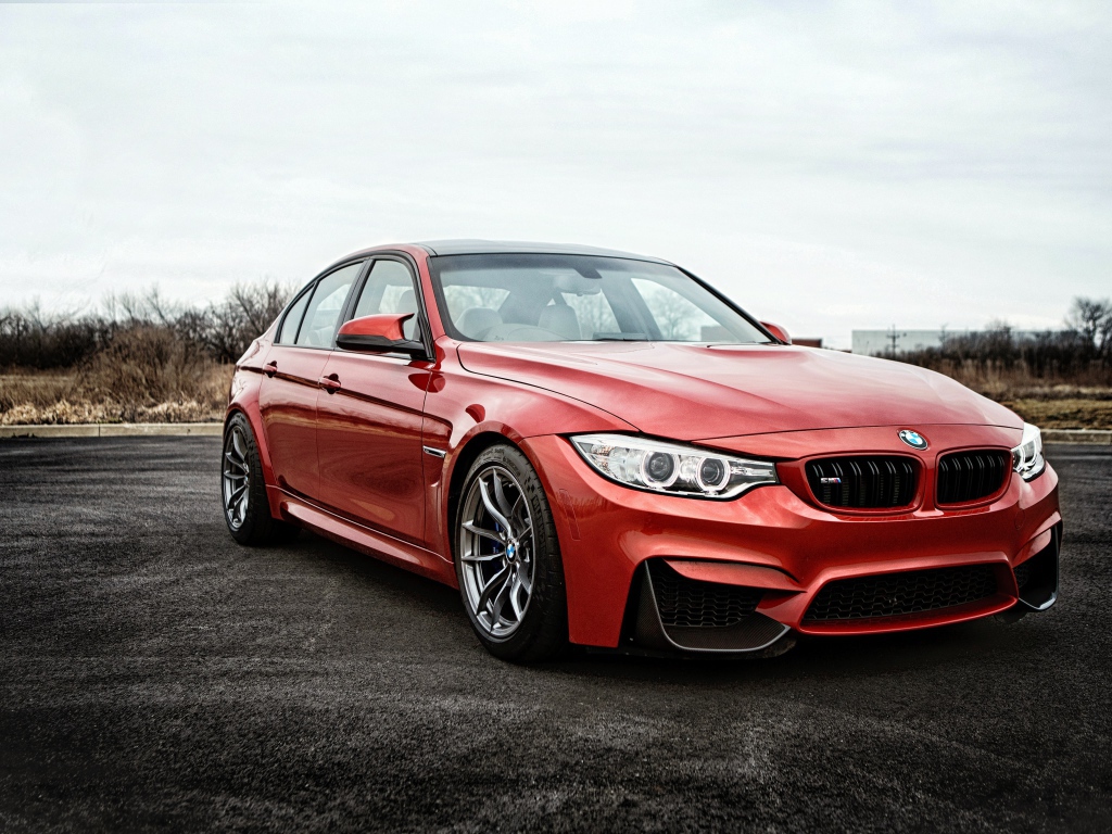 Красный немецкий автомобиль BMW F80