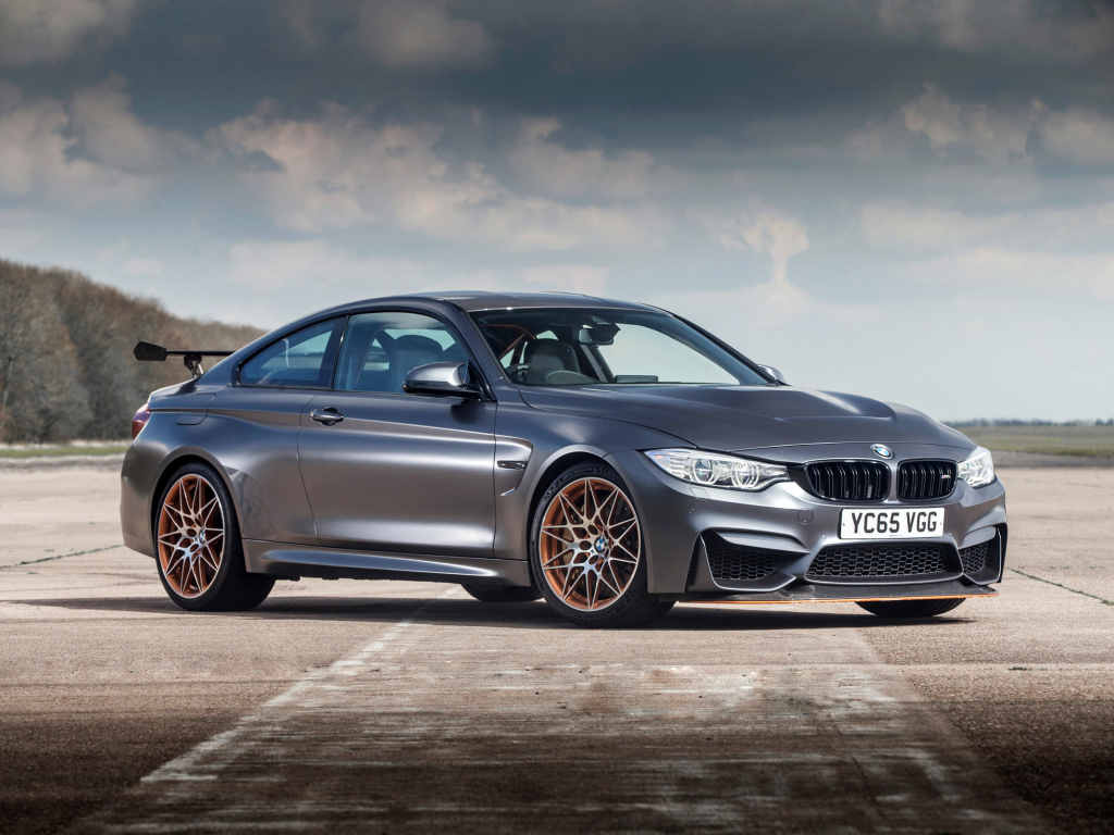 Серебристый стильный автомобиль BMW M4