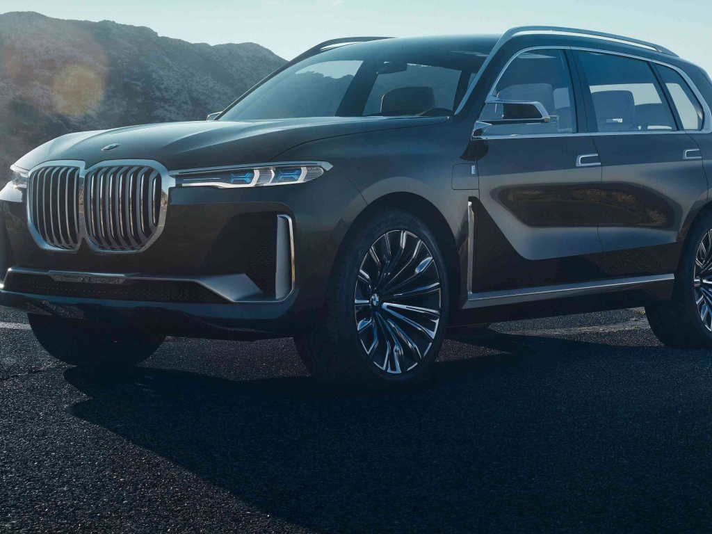 Стильный черный внедорожник BMW X7, 2018