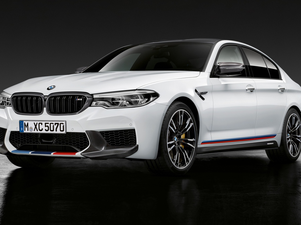 Белый автомобиль BMW M5 M Performance Parts, 2018