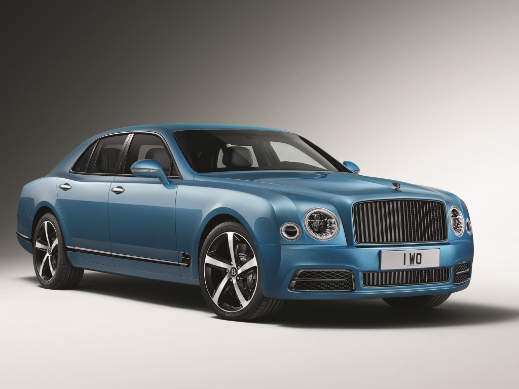 Синий автомобиль Bentley Mulsanne Speed Design Series, 2018 на сером фоне