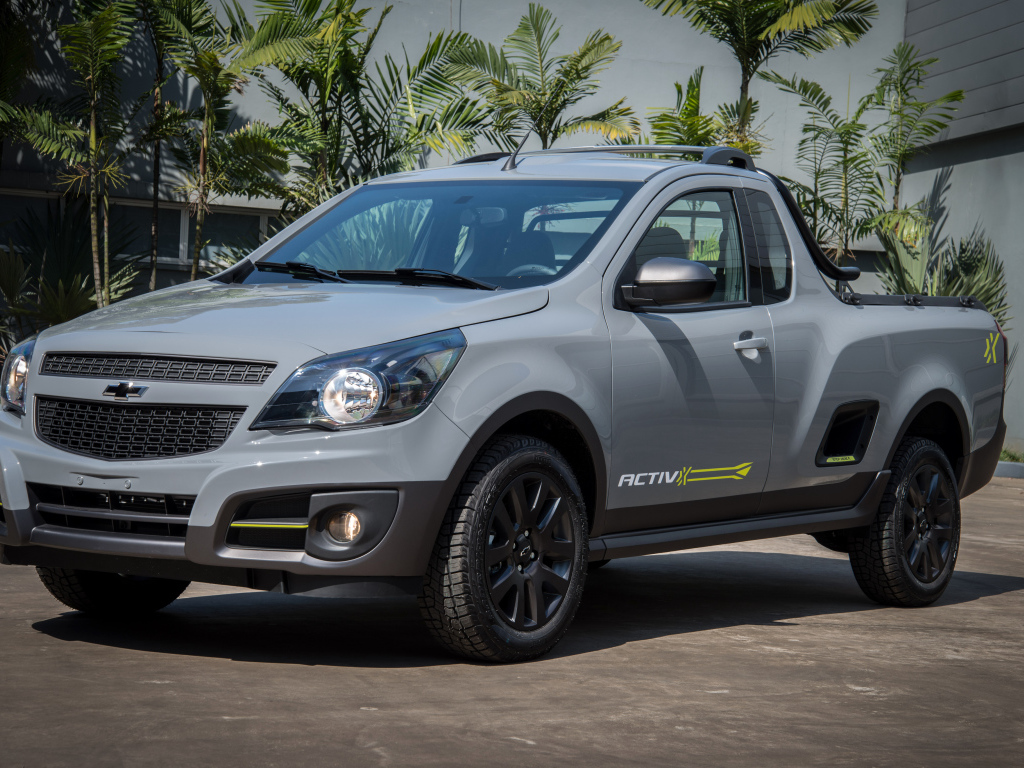 Серебристый пикап Chevrolet  Montana