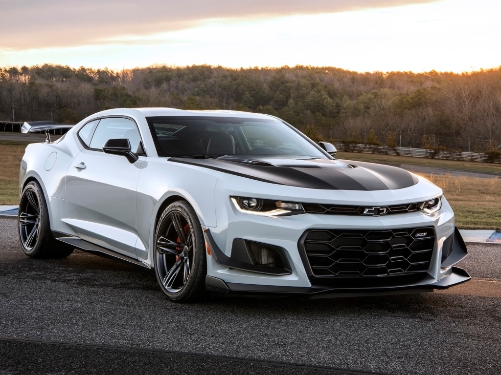 Белый автомобиль  Chevrolet Camaro ZL1 1LE, 2018 на фоне заката