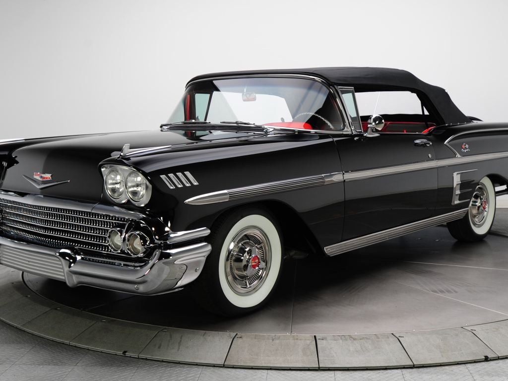 Черный ретро автомобиль Chevrolet Impala Convertible 1958