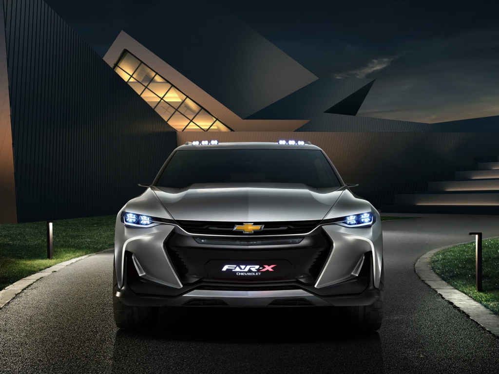 Серебристый автомобиль Chevrolet FNR-X вид спереди
