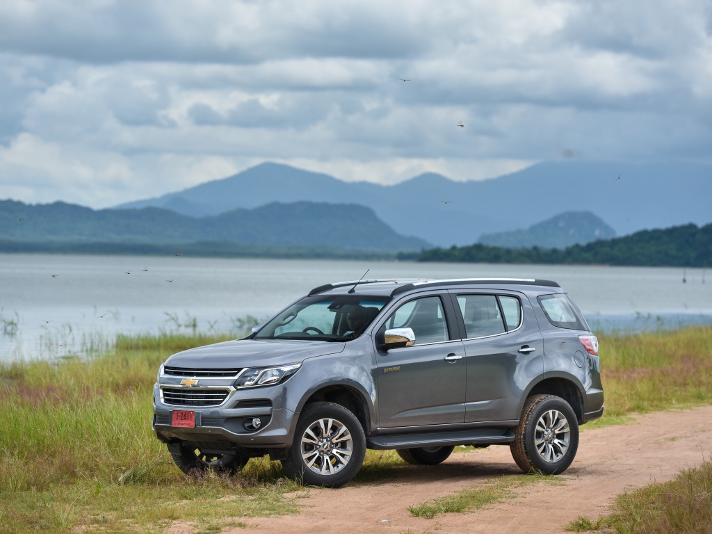 Серый автомобиль Chevrolet TrailBlazer, 2017 на фоне гор 