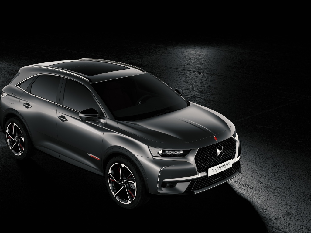 Серебристый автомобиль Citroen DS 7, 2018 на черном фоне