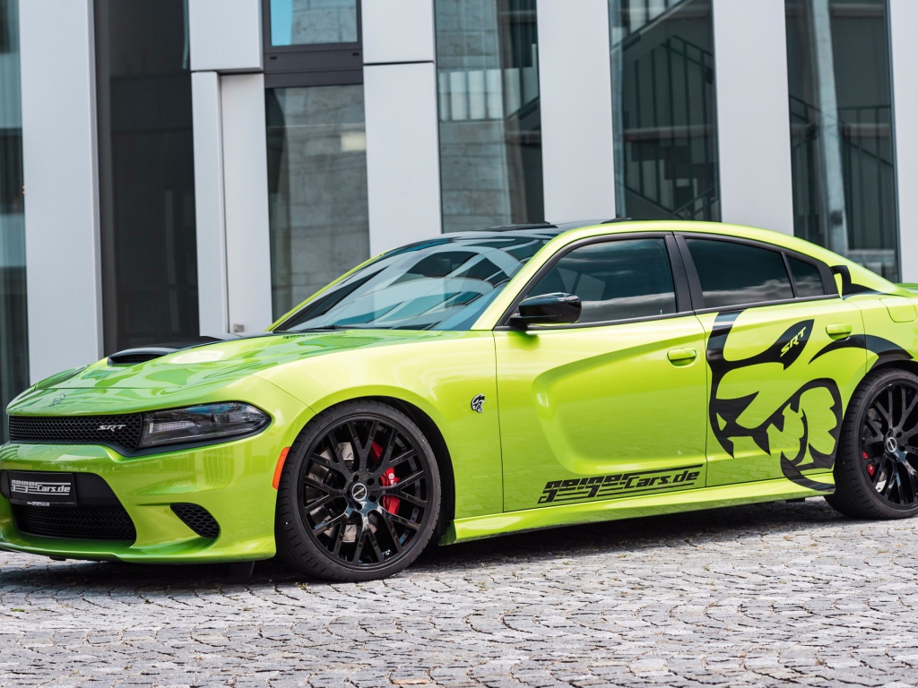 Зеленый автомобиль Dodge Charger SRT 