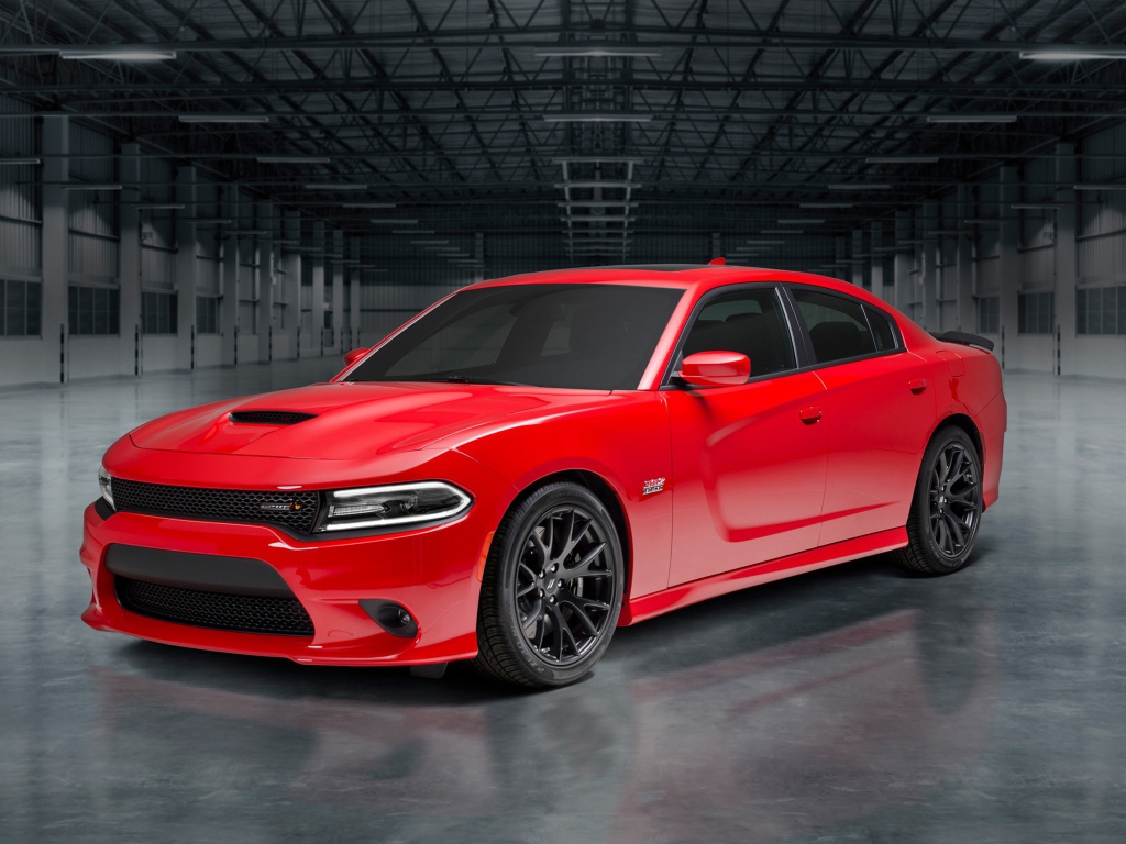 Красный спортивный автомобиль Dodge Charger, 2018 в гараже