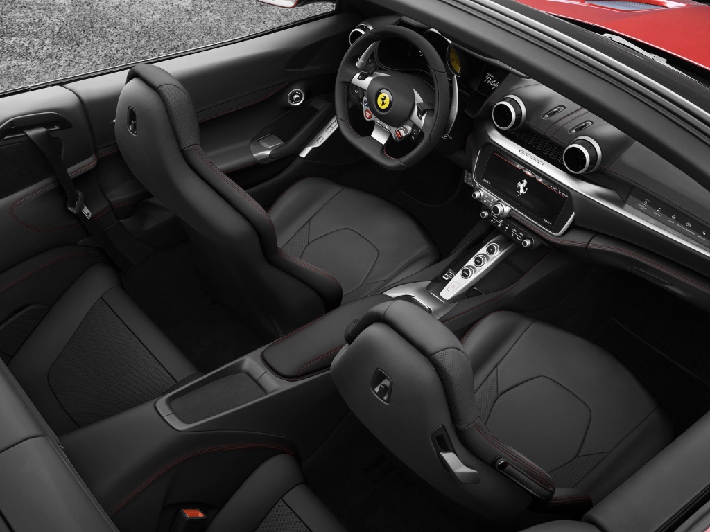 Черный кожаный салон автомобиля Ferrari Portofino, 2018