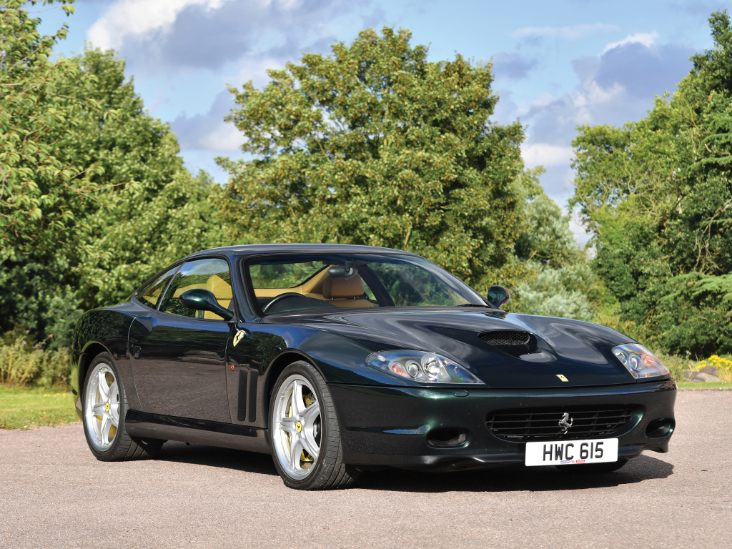 Быстрый черный автомобиль Ferrari 575M Maranello 