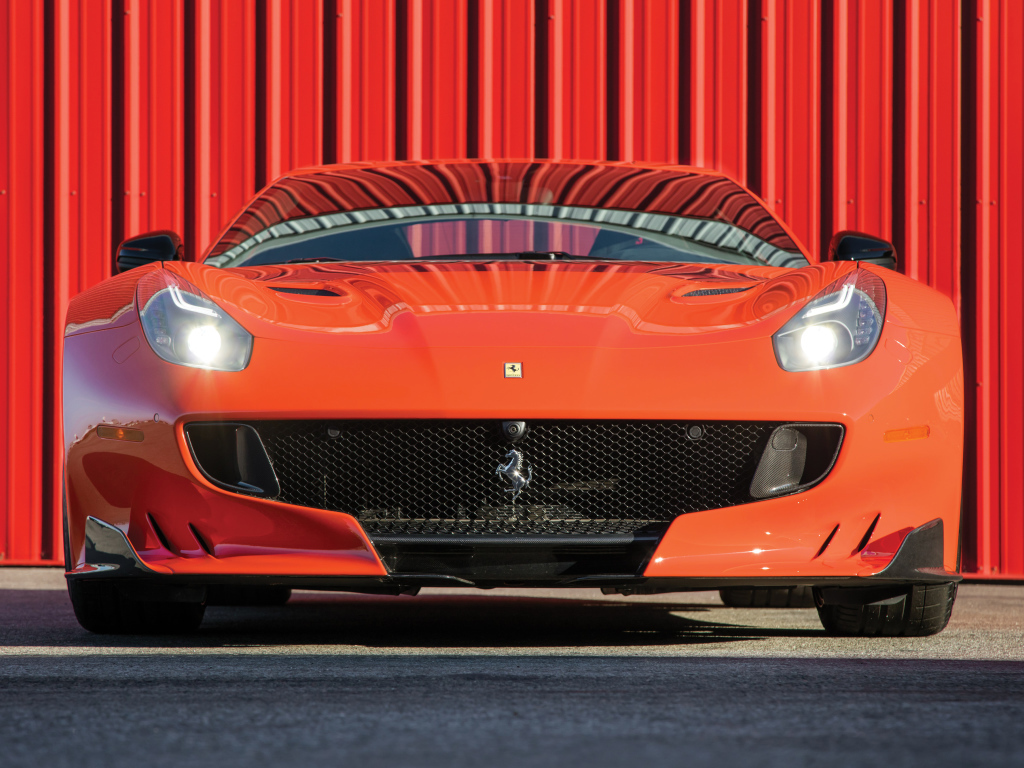 Красный блестящий автомобиль  Ferrari F12tdf