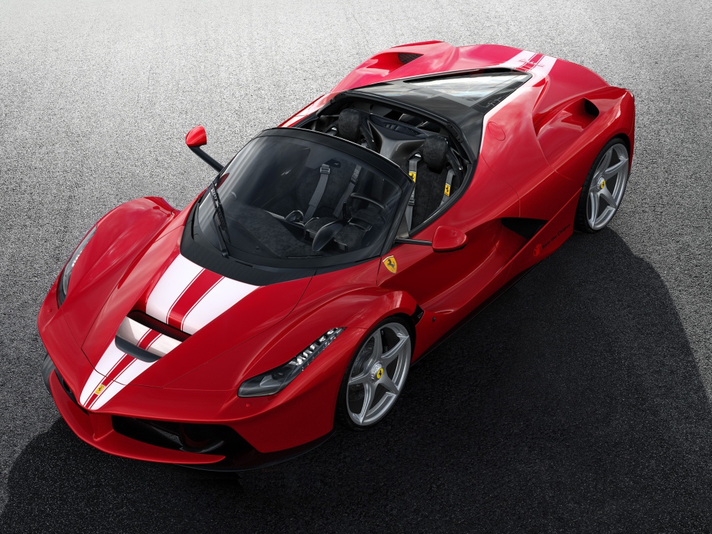 Красный спортивный автомобиль Ferrari LaFerrari Aperta вид сверху