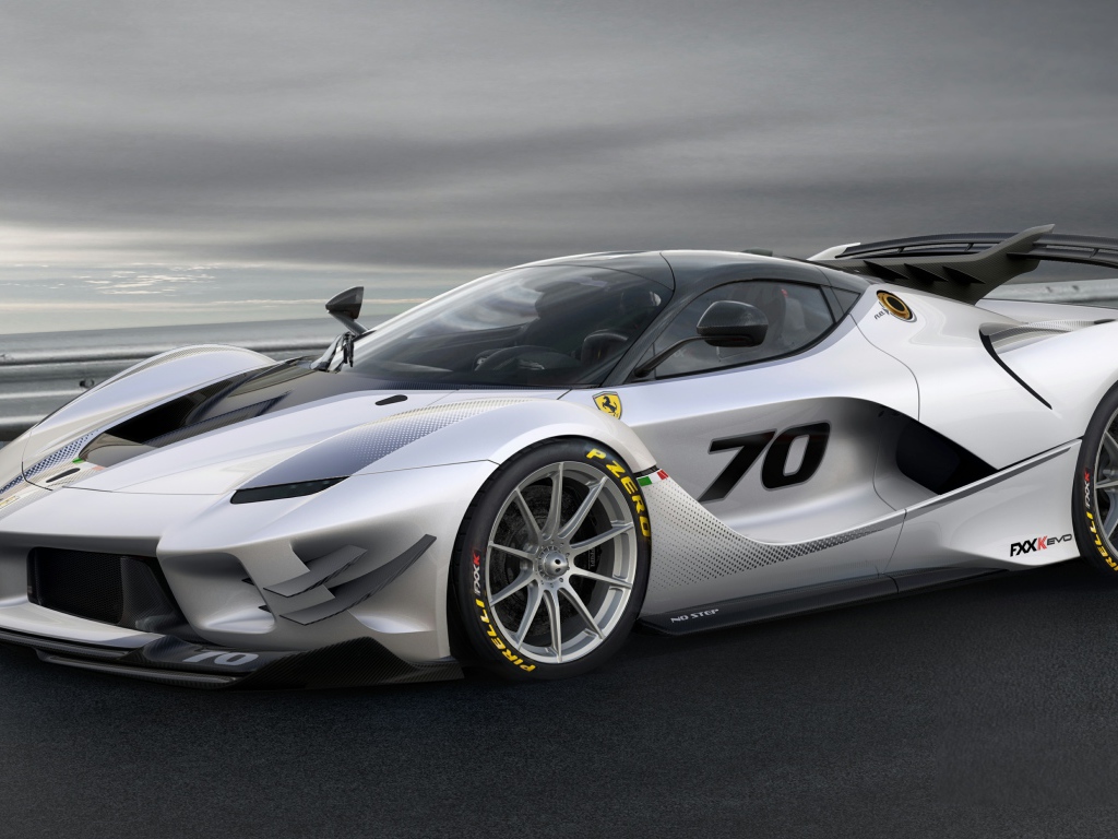 Спортивный автомобиль  Ferrari FXX-K Evo, 2018 вид сбоку