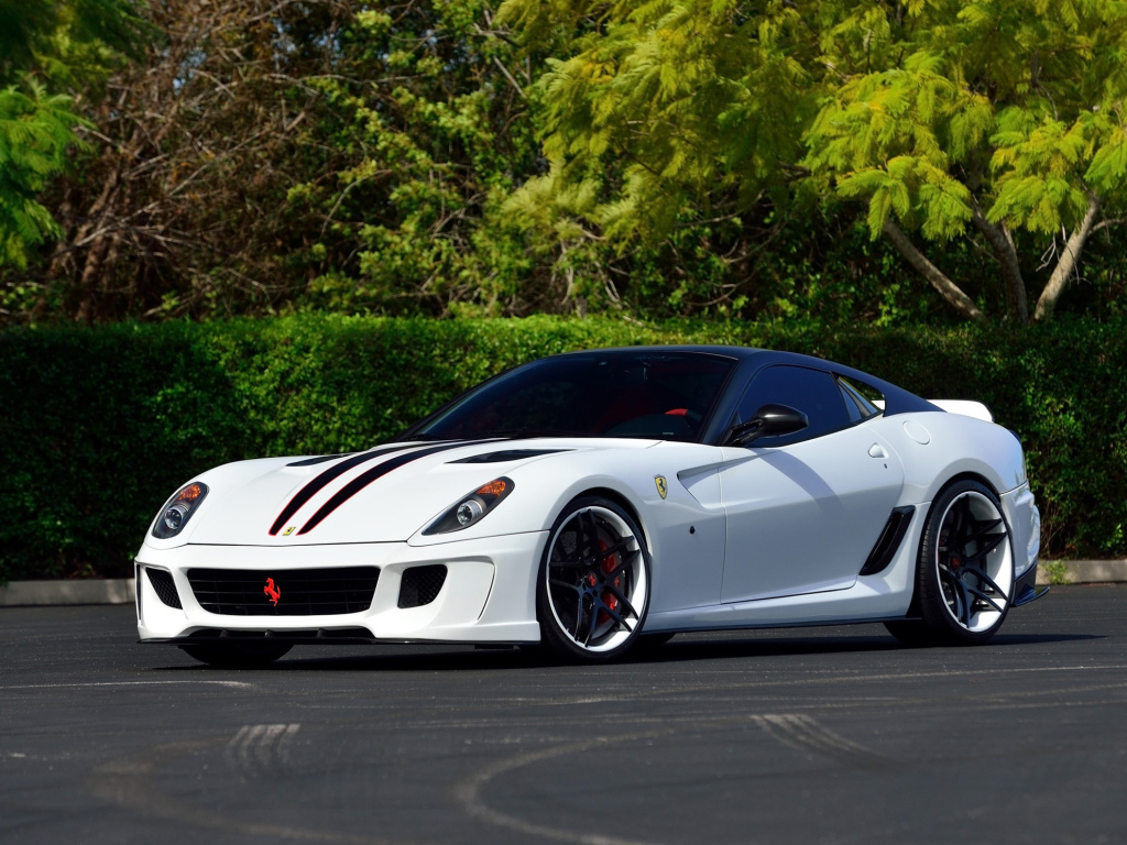 Белый спортивный автомобиль Ferrari 599 GTB