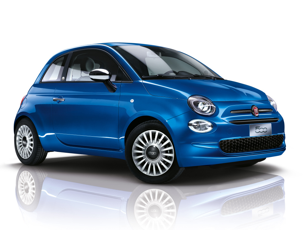 Синий автомобиль Fiat 500 Mirror, 2018 на белом фоне