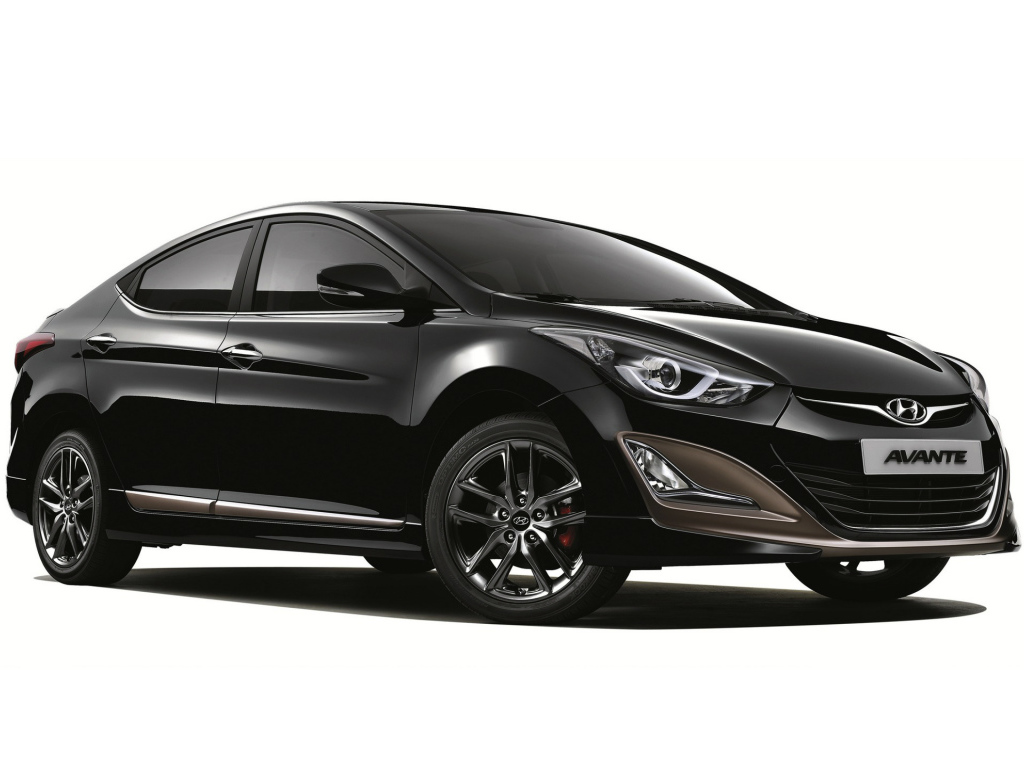 Черный автомобиль Hyundai Elantra на белом фоне