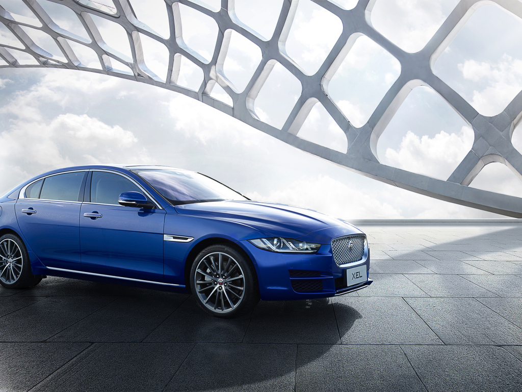 Синий автомобиль Jaguar XEL, 2018