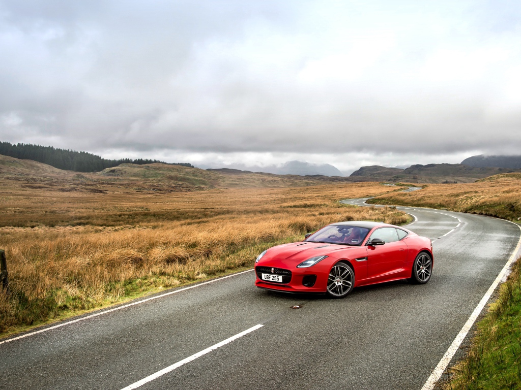 Красный автомобиль  Jaguar F-Type на трассе