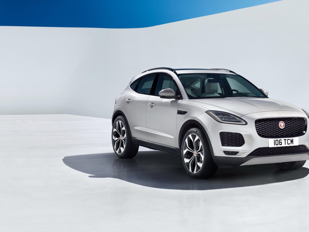 Серебристый автомобиль Jaguar E-Pace, 2018