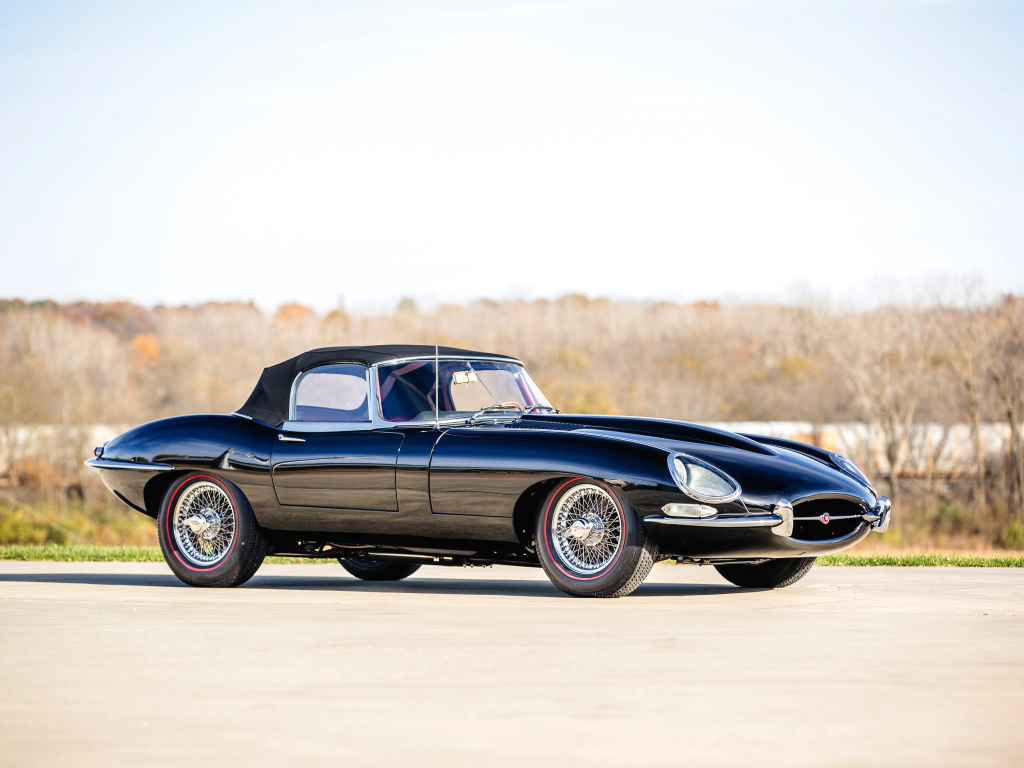 Стильный черный ретро автомобиль Jaguar E-Type 