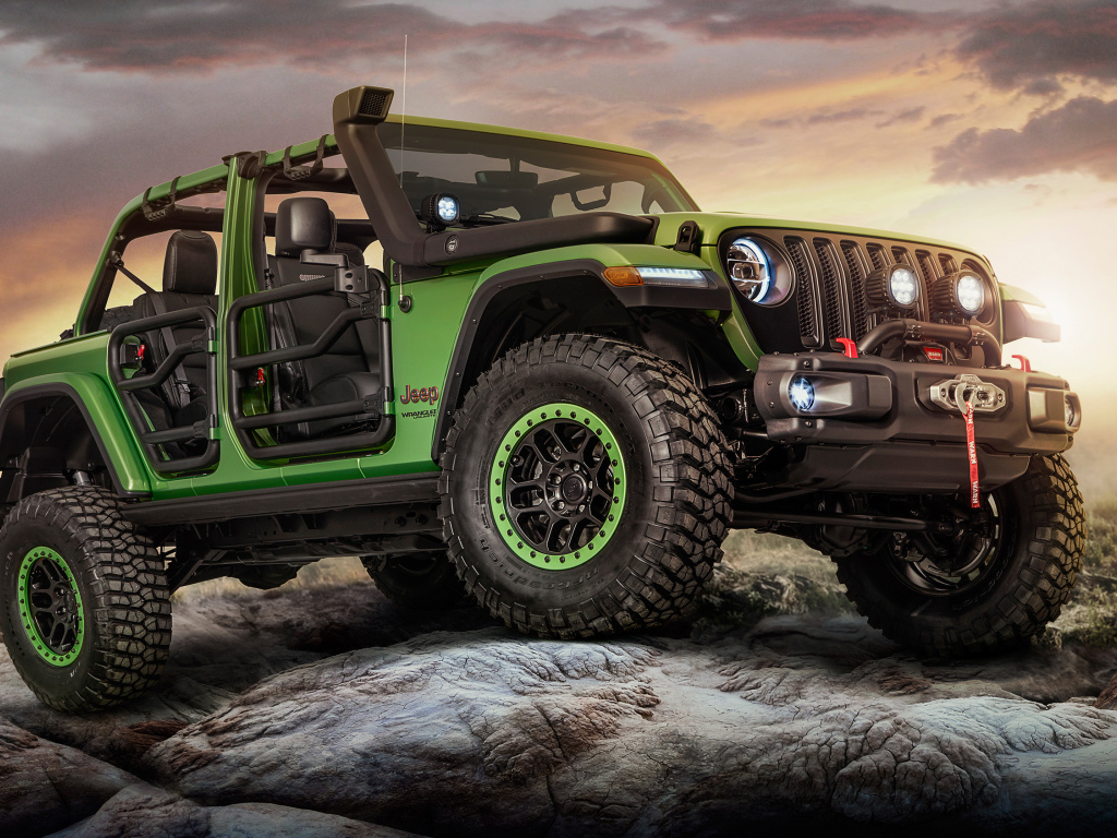 Автомобиль Jeep Wrangler Unlimited Rubicon Moparized, 2018 едет по камням