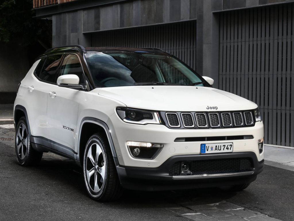 Белый автомобиль внедорожник  Jeep Compass Limited, 2018