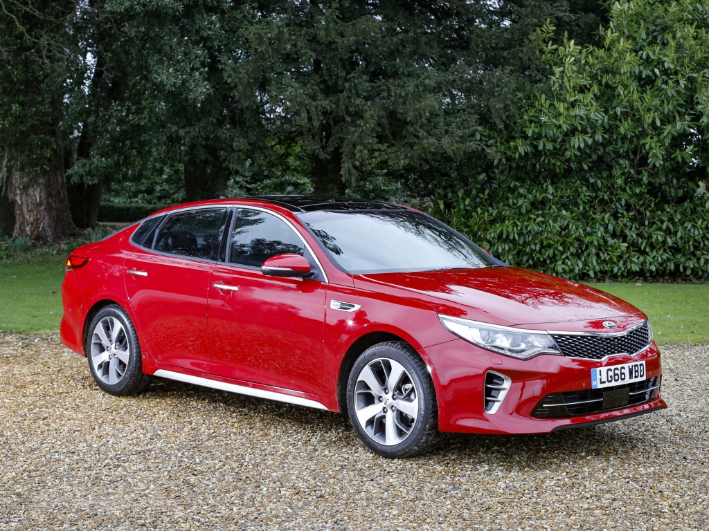 Красный автомобиль KIA Optima GT Line S, 2017 