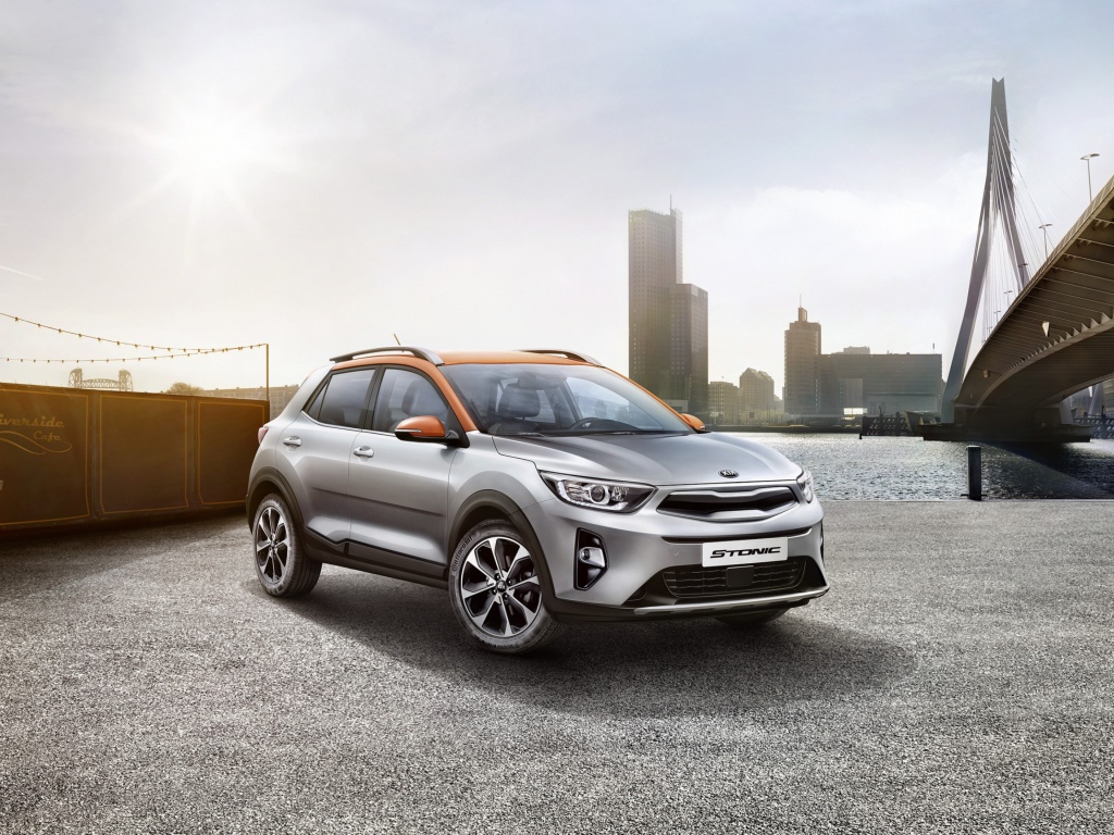 Серебристый кроссовер Kia Stonic, 2018  у воды