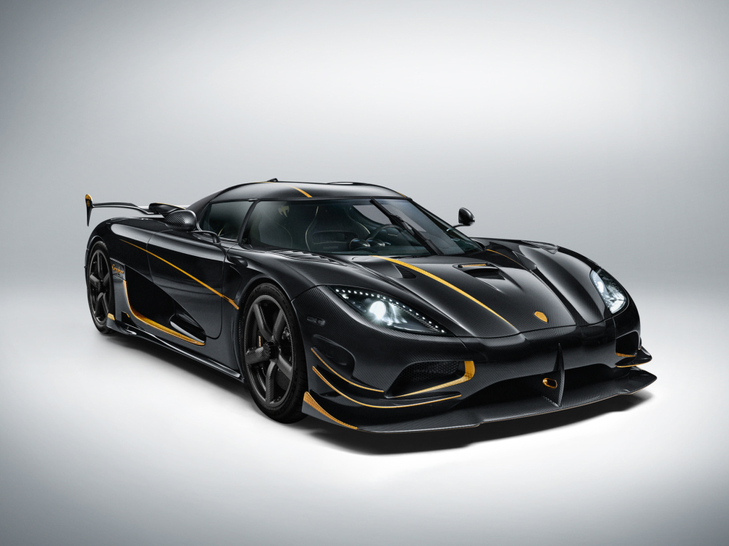 Черный спорткар  Koenigsegg Agera RS Gryphon на сером фоне 