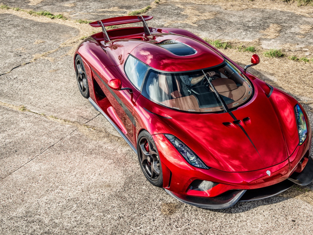 Красный спортивный автомобиль Koenigsegg Regera вид сверху