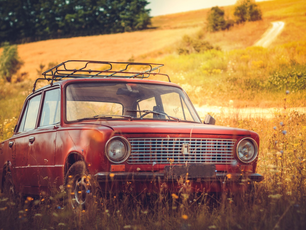 Красный российский автомобиль  Lada 2101