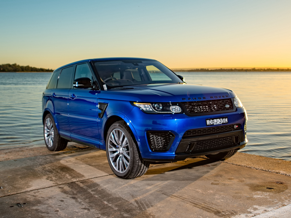 Синий внедорожник  Range Rover на берегу моря