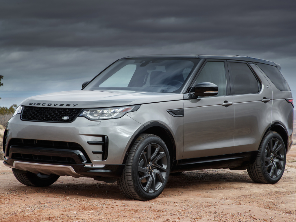 Серебристый автомобиль Land Rover  Discovery HSE Si6, 2017 