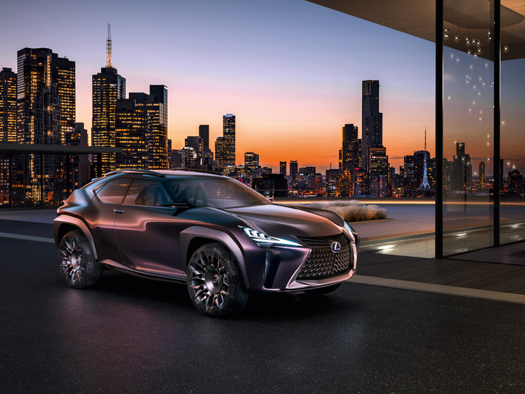 Стильный кроссовер Lexus UX на фоне ночного города