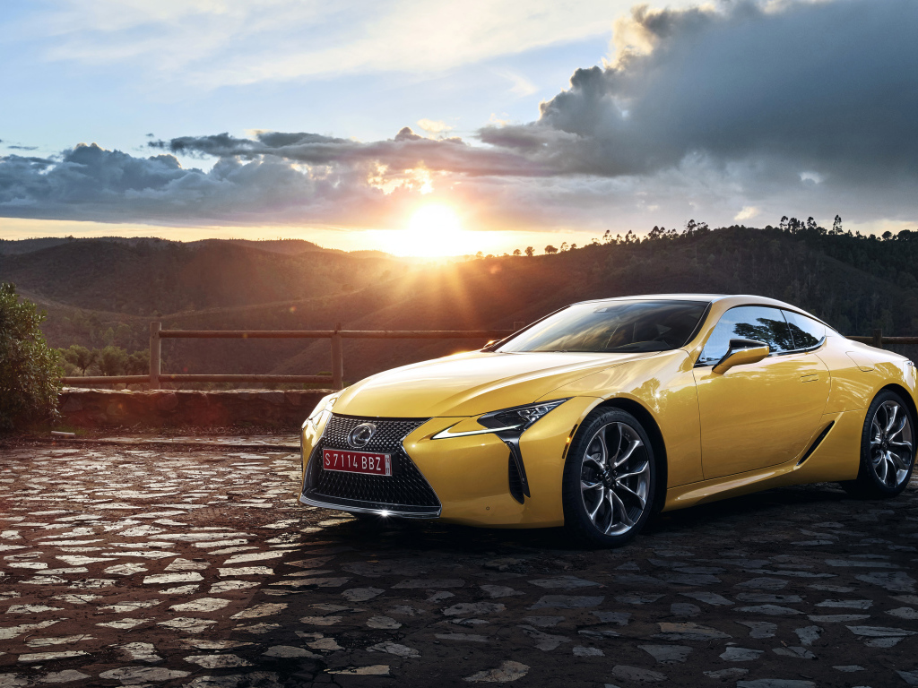 Желтый автомобиль Lexus LC 500  на фоне заката 