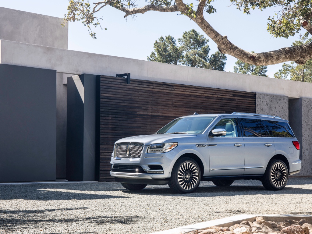 Серебристый автомобиль внедорожник Lincoln Navigator, 2017