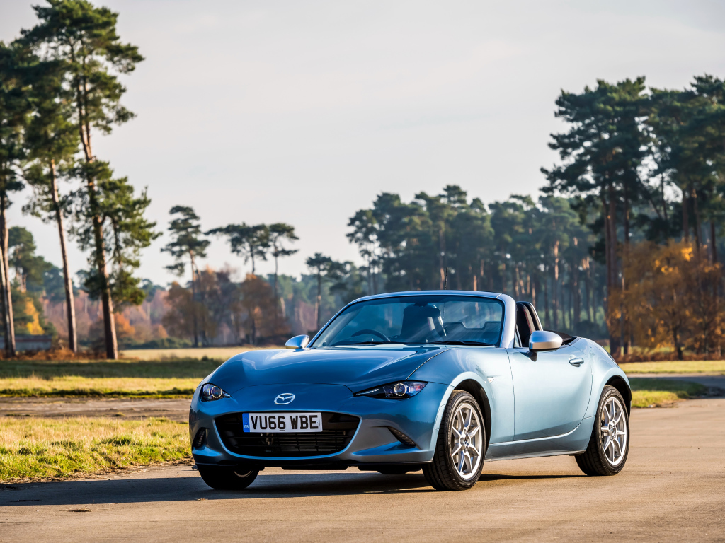 Голубой кабриолет Mazda MX-5 Arctic, 2017 