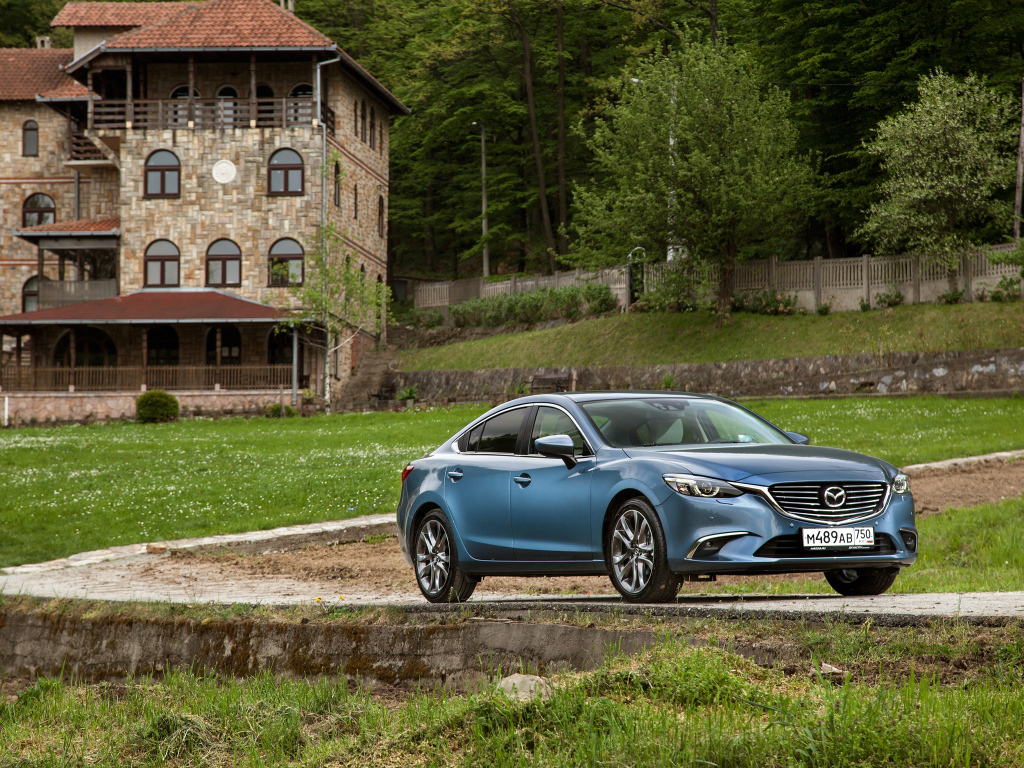 Автомобиль Mazda 6, цвета голубой металлик 