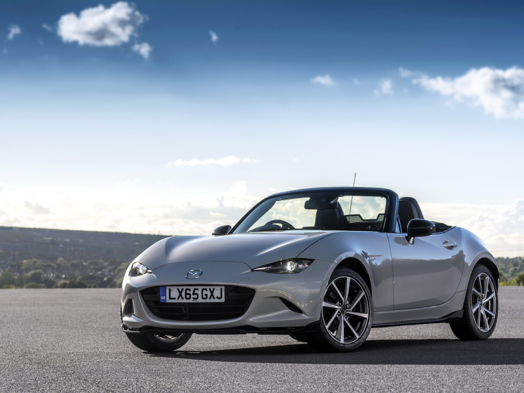 Серебристый кабриолет Mazda MX-5 на фоне красивого неба