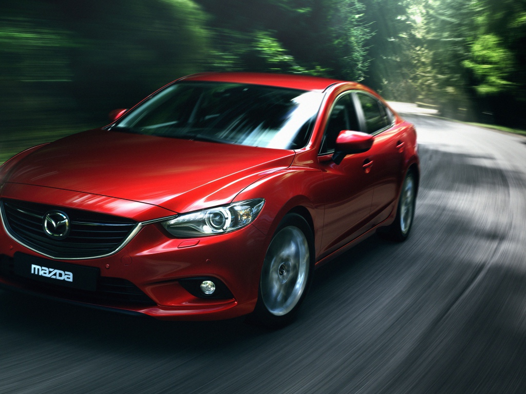 Красный автомобиль  Mazda 6, 2018 на скорости
