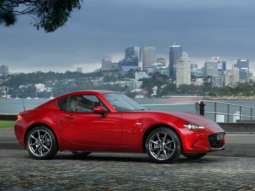 Красный автомобиль Mazda MX-5 RF GT, 2017 вид сбоку 