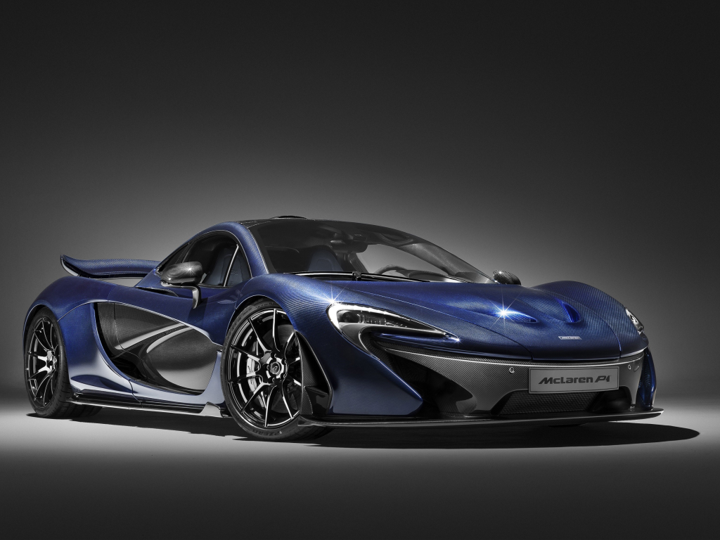 Синий спортивный автомобиль McLaren P1