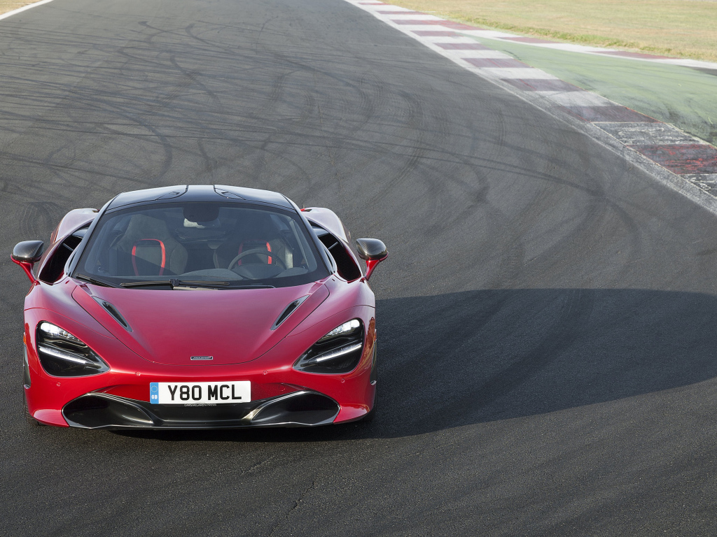 Красный гоночный автомобиль McLaren 720S на трассе 